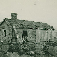 Fisherman’s cabin, probably in the Malax–Bergö–Korsnäs archipelago. 1920’s–1930’s.   Photographer: Eugen Byman.  Archive collection: The Society of Swedish Literature in Finland (SLS), sls.finna.fi ÖTA 35, 5