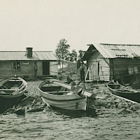 Fisherman’s cabin, shed and traditional fishing boats, probably in the Malax–Bergö–Korsnäs archipelago. 1920’s–1930’s.   Photographer: Eugen Byman.  Archive collection: The Society of Swedish Literature in Finland (SLS), sls.finna.fi ÖTA 35, 6