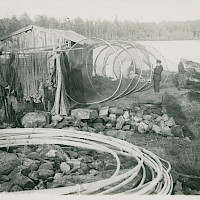 A fyke net for herring is being repaired. Fishing village off the village of Rödsö, Karleby, in 1924.   Photographer: Curt Segerstråle.  Archive collection: The Society of Swedish Literature in Finland (SLS), sls.finna.fi SLS 388_118