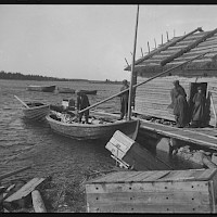 Silakkavenettä varustetaan kalastusmatkalle. Skaftung vuonna 1924. Kuvaaja: Curt Segerstråle. Kokoelma: Svenska Litteratursällskapet, sls.finna.fi SLS 388_92