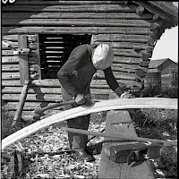 Boat-builders working in the village of Molpe in 1955.   Photographer: Gunnar Rosenholm.  Archive collection: The Society of Swedish Literature in Finland (SLS), sls.finna.fi ÖTA 25, 72