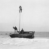 Mastossa tähystämässä. Kuvaaja: Helmer Ekman 1957 Kokoelma: Merenkurkun venemuseon kuva-arkisto