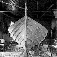 A traditional Bosund boat being built. Bosund in 1931.   Photographer: Valter W. Forsblom/Berndt J. Schauman.  Archive collection: The Society of Swedish Literature in Finland (SLS), sls.finna.fi SLS 406a_20