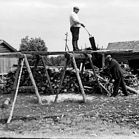 Båtborden sågas. Larsmo år 1931. Foto: Valter W. Forsblom/Berndt J. Schauman. Svenska Litteratursällskapets samlingar, sls.finna.fi SLS 46a_8