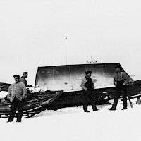 Fälbåten på isen, med tjället rest. Bilden är tagen på 1930-talet utanför Vasa. Foto: okänd Museoviraston kuvakokoelmat/ Kansatieteen kuvakokoelma KK3415:610