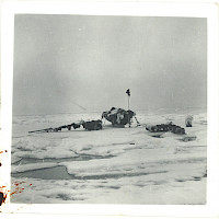 Myöhäinen hylkeenpyynti, vuonna 1964 noin 25 km Tankarin majakan edustalla. Kolmimiehinen pyyntikunta. Valokuvaaja: Sigfrid Strandberg Strandbergin perheen yksityisarkisto