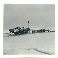 Myöhäinen hylkeenpyynti, vuonna 1964 noin 25 km Tankarin majakan edustalla. Kolmimiehinen pyyntikunta. Valokuvaaja: Sigfrid Strandberg Strandbergin perheen yksityisarkisto