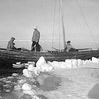 Jään reunalla. Kuvaaja: Rurik Bengs 1957 Kokoelma: Merenkurkun venemuseon kuva-arkisto