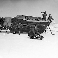 Vid lägerplatsen. Foto Rurik Bengs 1960 Kvarkens båtmuseums bildarkiv