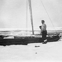 Mellan is och vatten. Foto Rurik Bengs 1957 Kvarkens båtmuseums bildarkiv