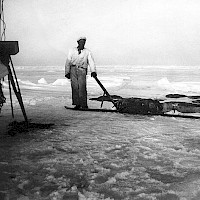 Hemkomst till baslägret efter jaktfärd. Foto Helmer Ekman 1957 Kvarkens båtmuseums bildarkiv