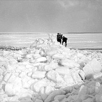 Ruttplanering: “Vi kikar var vi ska börja ta oss fram över isen.” Foto Viktor Berglund 1960 Kvarkens båtmuseums bildarkiv