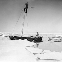 På utkik efter “klåve” - en isränna: “Ibland var man uppe i masten för att se var det fanns öppet vatten.” Foto Åke Öster 1959 Kvarkens båtmuseums bildarkiv