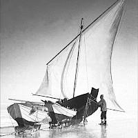 Vind i seglet! “Vid bra vind på fin is fick man börja bromsa ibland.” Ett 4-mans säljaktlag (2 fäljullar). Foto Åke Öster 1960 Kvarkens båtmuseums arkiv