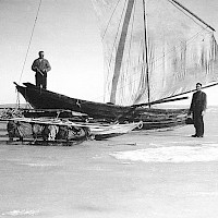Matpaus på isen utanför Kalajoki. Foto Erik Bengs 1959 Kvarkens båtmuseums arkiv