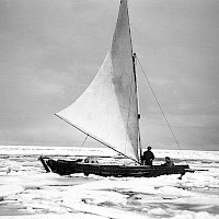 På hemväg mellan isflaken. “Det gällde att använda iskäxen och hålla utkik efter bästa råkarna vid sådana här tillfällen.“ Foto Erik Bengs 1959 Kvarkens båtmuseums bildarkiv