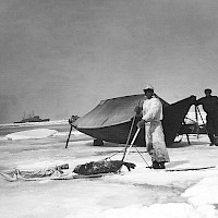 Vid baslägret efter en dagsjakt: en säl har erhållits. Utanför Skellefteå; i bakgrunden isbrytaren Oden. Foto Åke Öster  Kvarkens båtmuseums bildarkiv