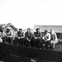 Fotografering efter att “resase” avslutats, Norra Vallgrunds hamn 1962. Foto Göta Bengs Kvarkens båtmuseums bildarkiv