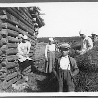 Making hay in the village of Vörå in the late 1920’s.   Photographer: Erik Hägglund.  Archive collection: The Society of Swedish Literature in Finland (SLS), sls.finna.fi SLS 865 B 292