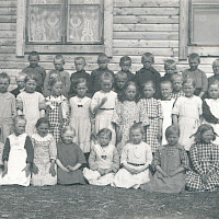 Oppilaita Sjörosängin koulussa 1920-luvun alussa. Koulu oli sekä Norra Vallgrundin että Södra Vallgrundin käytössä. Kuva Herman Forsman