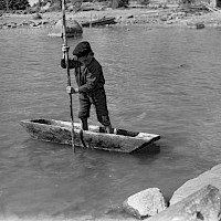 Tiny dinghy in the village of Närpes in 1931.   Photographer: Valter W. Forsblom/Berndt J. Schauman.  Archive collection: The Society of Swedish Literature in Finland (SLS), sls.finna.fi SLS 406a_2